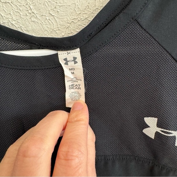 Under Armour Accelerate Black Slit Back Top Size Medium - Picture 3 of 9